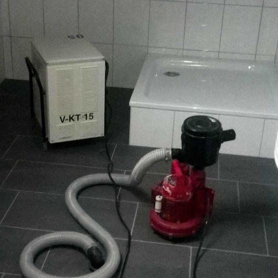 WIR HELFEN SCHNELL, ZUVERLÄSSIG UND KOMPETENT MIT MODERNSTEN TROCKNUNGS- UND ABSAUGGERÄTEN.